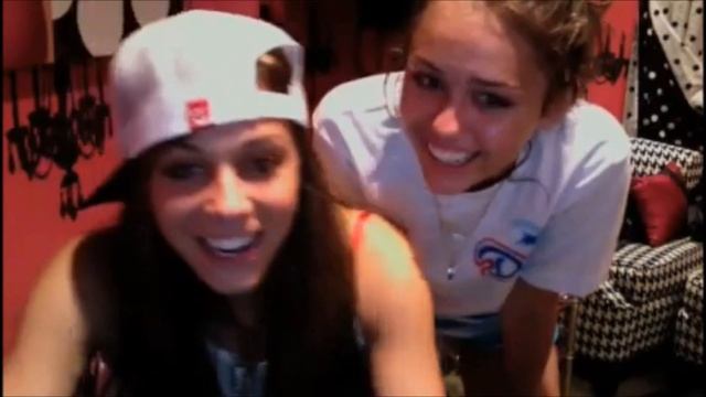 Miley Cyrus plays the Scary Maze game смотреть онлайн