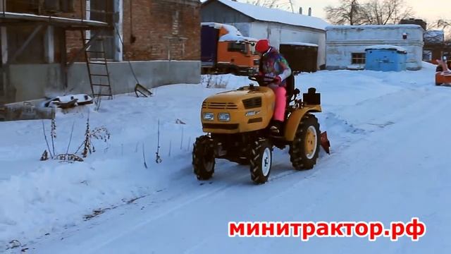 Деффчонки чистят снег на минитракторах смотреть онлайн