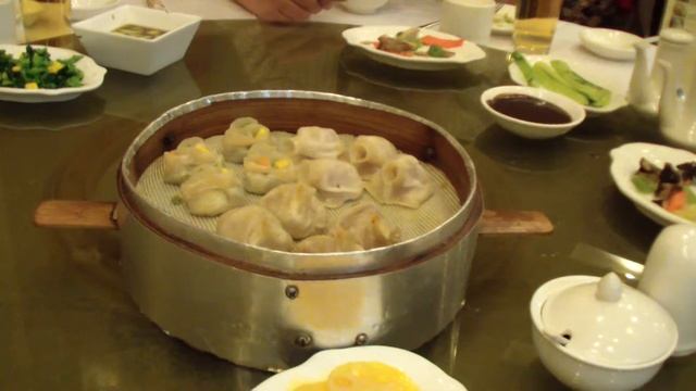 Дегустация пельменей. Сиань, Китай. Tasting dumplings. Xi'an, China. смотреть онлайн