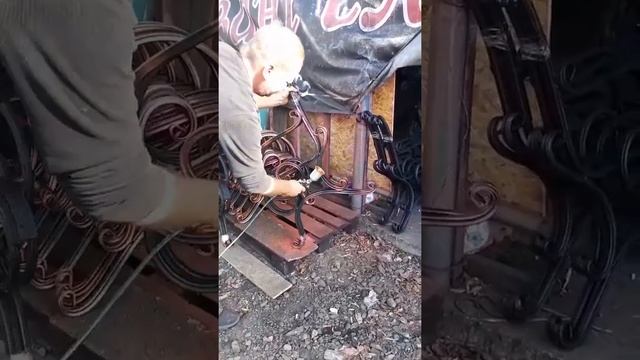 Садовые кованые лавочки, покраска металлических боковушек смотреть онлайн