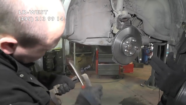 Замена передних тормозных колодок и тормозных дисков на Land Rover Freelander 2 смотреть онлайн