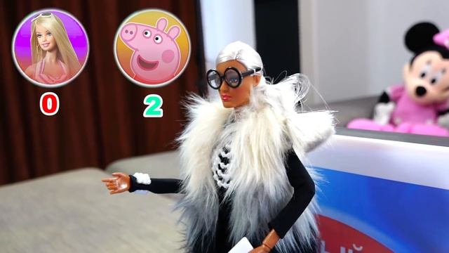САМЫЙ УМНЫЙ! Барби попала на передачу! Кто умнее: Семья Свинок или Семья Барби? смотреть онлайн