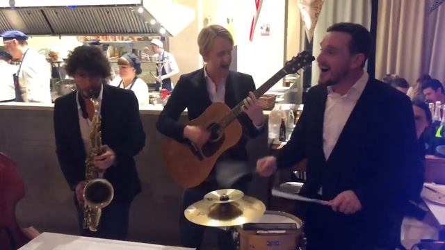 Платошка Воробьев спит, а родители танцуют 2