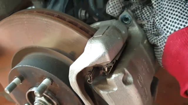 Front brake caliper noise repair (Mazda 3) смотреть онлайн