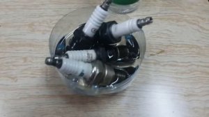 Чистка свечей зажигания уксусом. Реально чистит!!