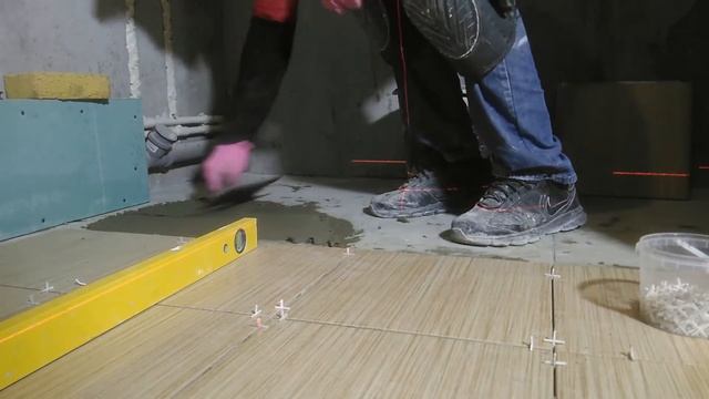 Пол в санузле, керамогранит 30*30. Бюджетный ремонт студии. смотреть онлайн