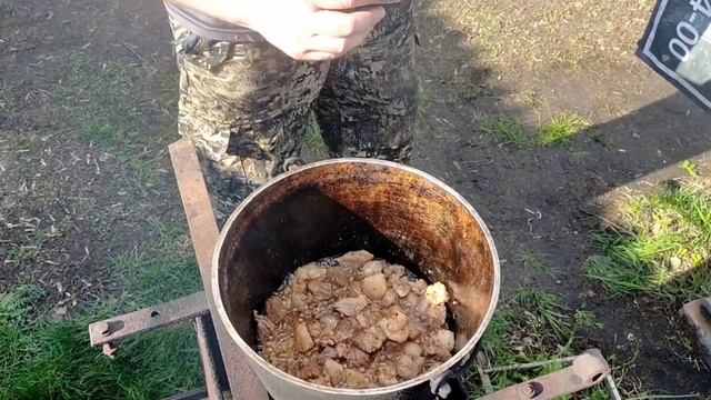 Шурпа-Шулюм на костре в котелке.