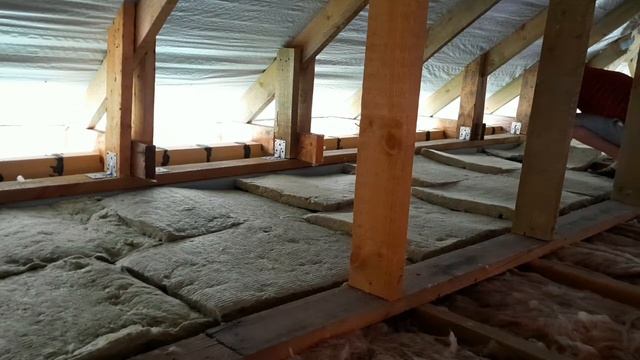 УТЕПЛЯЮ ПОТОЛОК СВОИМИ РУКАМИ. КАКОЙ ВЫБРАТЬ УТЕПЛИТЕЛЬ НА КРЫШУ. смотреть онлайн
