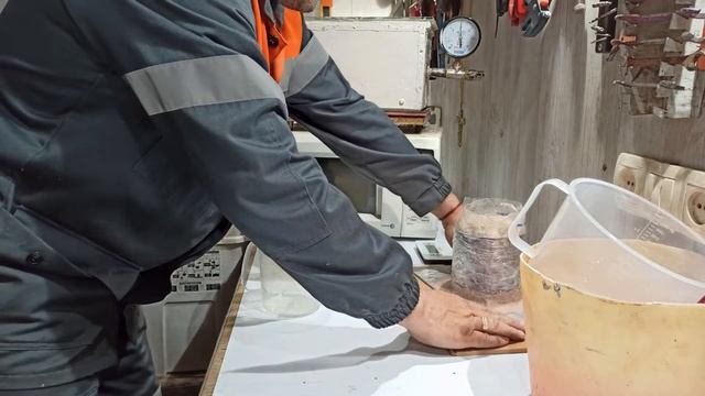ХУДОЖЕСТВЕННОЕ ЛИТЬЁ ИЗ БРОНЗЫ. Эпизод 4: заливка фигурки в формовочную смесь. смотреть онлайн