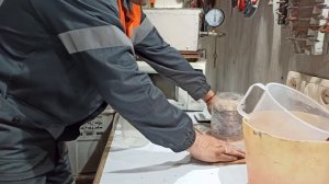 ХУДОЖЕСТВЕННОЕ ЛИТЬЁ ИЗ БРОНЗЫ. Эпизод 4: заливка фигурки в формовочную смесь.