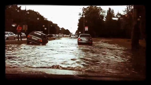 Потоп в Тольятти 27.06.2016? . Пересечение бульвар 50 лет Октября и улицы Победы. смотреть онлайн
