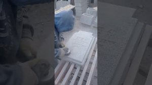 Шлифовка памятника из мраморной крошки.