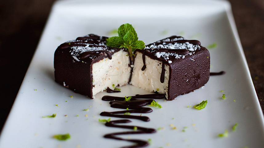 Готовим Raw сырки с ферментированным кешью кремом в темперированном шоколаде.