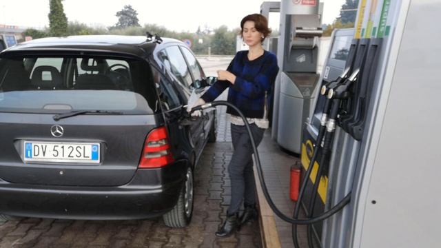 Как заправить машину в Италии самостоятельно. № 175 смотреть онлайн