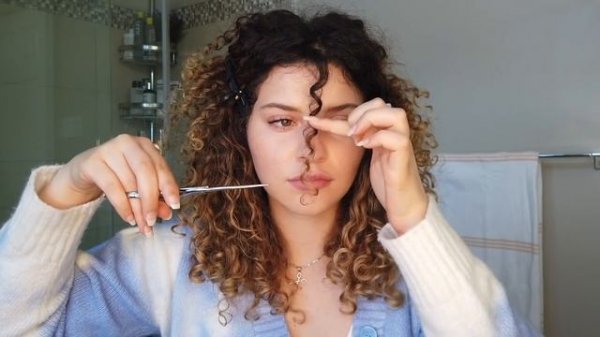 HAIRSTYLISTS GUIDE TO CUTTING YOUR OWN CURTAIN BANGS ON CURLY HAIR