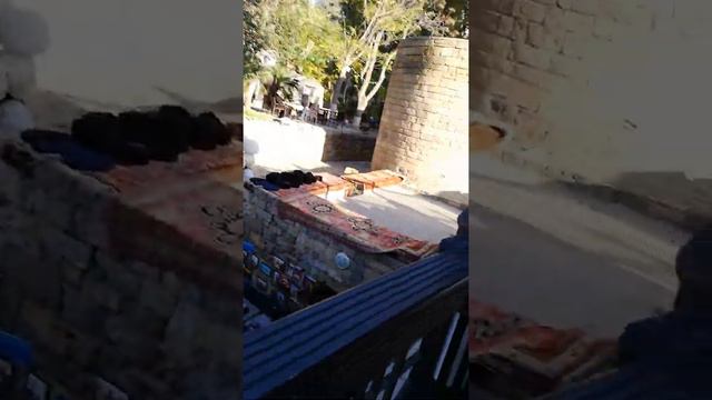 БАКУ . 27 ноября 2018 г .СТАРЫЙ ГОРОД . ВХОД СО СТОРОНЫ ДЕВИЧЬЕЙ БАШНИ . смотреть онлайн