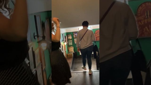 Я летом 2022 года в Москве. Столешников переулок. Мы были в любимом из любимых пабов моего папы. смотреть онлайн