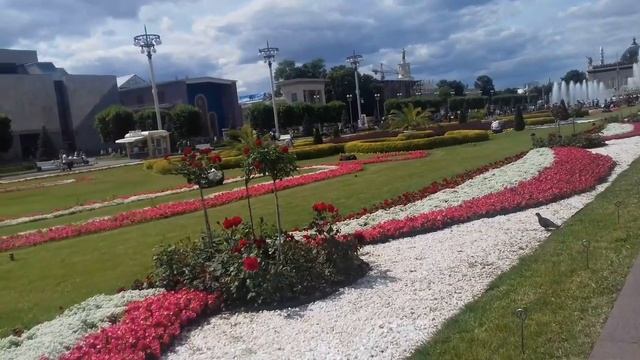 Самая большая клумба в Москве на ВДНХ смотреть онлайн
