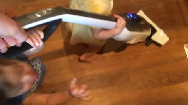 Vacuuming with twins Bosch Athlet cordless смотреть онлайн