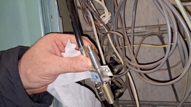 Как снять антенную заглушку не применяя сложных инструментов