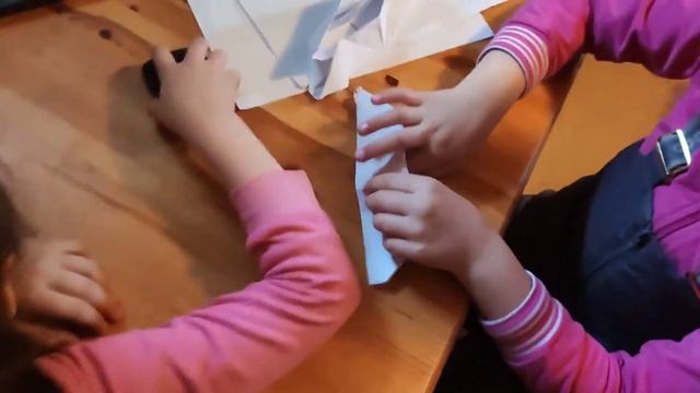 Медленно, но верно: бумажный кораблик смотреть онлайн