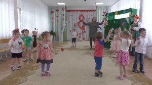 Танец с цветочками - малыши