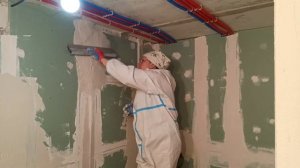 Как самим выровнять очень кривые стены