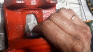 Проверка хода нового поршня в тормозном суппорте.
