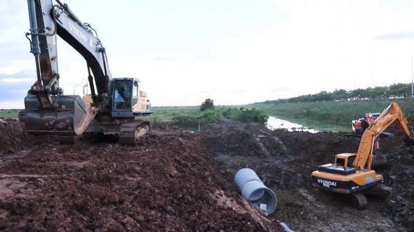 Awesome Construction Equipment Excavator Doosan DX225LCA , Hyundai 330 LC.95 ,Volvo EC480DL Working