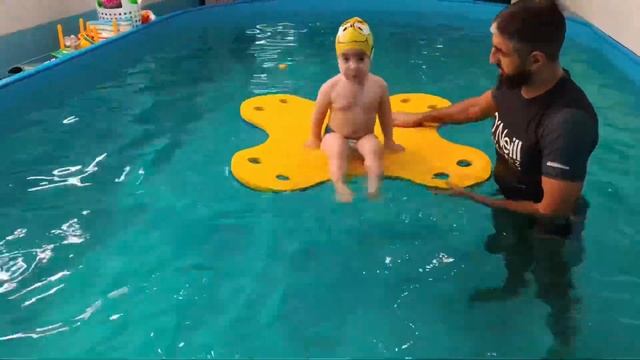 Видео - плавание ребёнка в бассейне