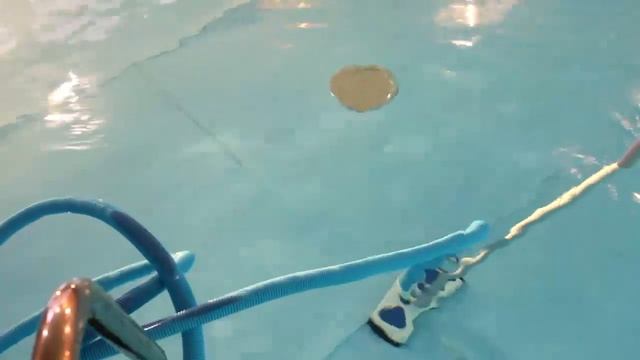 Уборка бассейна. Донный пылесос. Как правильно пылесосить частный бассейн - АквамастерБел смотреть онлайн