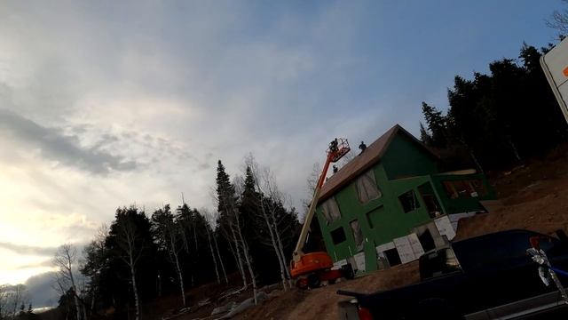 RACING TO BEAT THE SNOW | BUILDING OUR OWN HOUSE смотреть онлайн