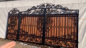 Уличные распашные ворота с калиткой, арт.103 с обшивкой проф.листом цветом под дерево «кедр»