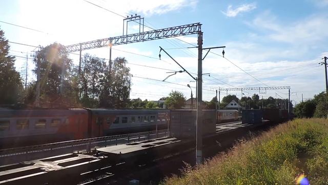 Электропоезд ЭМ2 025 и электровоз ВЛ10 1414 с контейнерным поездом смотреть онлайн