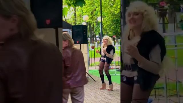 Здесь можно не только вкусно поесть и уютно посидеть!В летнем кафе «Идиллия» в городе Брянске!?? смотреть онлайн