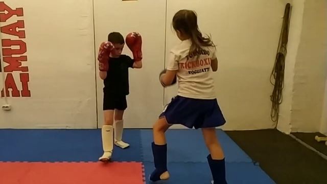 Кикбоксинг для детей, тренировка в младшей группе. смотреть онлайн