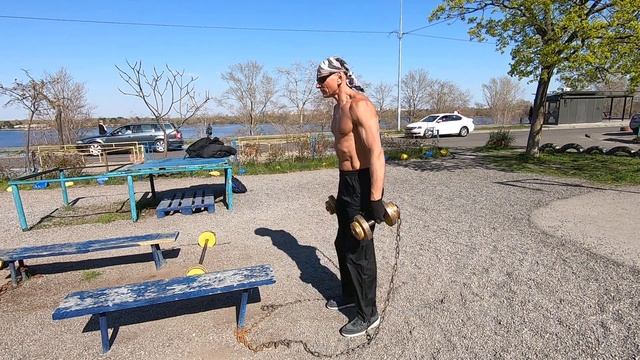 Упражнение на ноги с гантелями, на площадке. смотреть онлайн