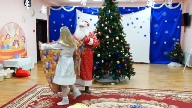 Новый Год "Два Деда Мороза". Муз.рук. Е.Рабская смотреть онлайн
