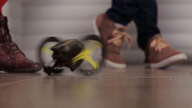 Что подарить ребенку? Прыгающий робот с батареей на 15 минут. Parrot Jumping смотреть онлайн
