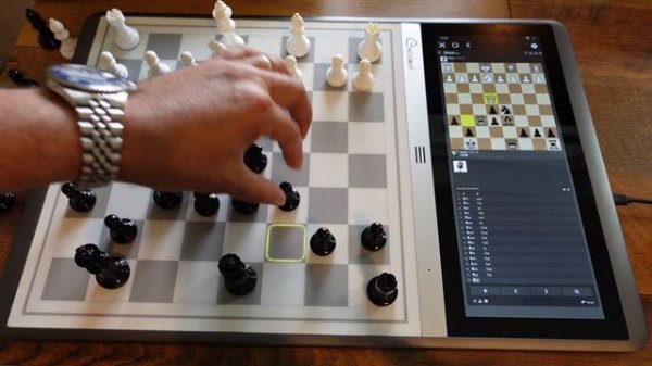 Chessnut EVO - I played a Chess.com bot with the new firmware update CHECK IT OUT