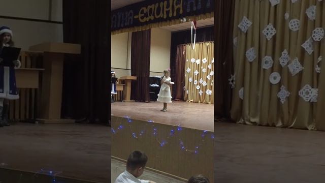 Выступление Миланы в школе. Песня Котику Мурчику, Наталья Май. смотреть онлайн