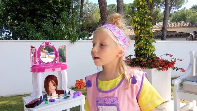 Девочка играет в салон красоты с друзьями / Сказки для Евы смотреть онлайн