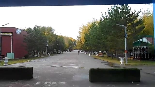 Входим в Центральный парк Караганды через арочный вход осенью 2020 года смотреть онлайн