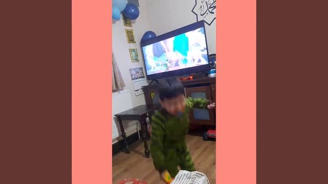 K - POP VS REGGAETON TROLLS DANCE OFF SCENE - TROLLS 2 :WORLD KIDS REAXTION смотреть онлайн