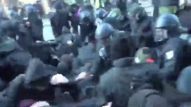 Разгон митинга,наслаждайтесь как полиция Германии разгоняет несанкционированный митинг смотреть онлайн