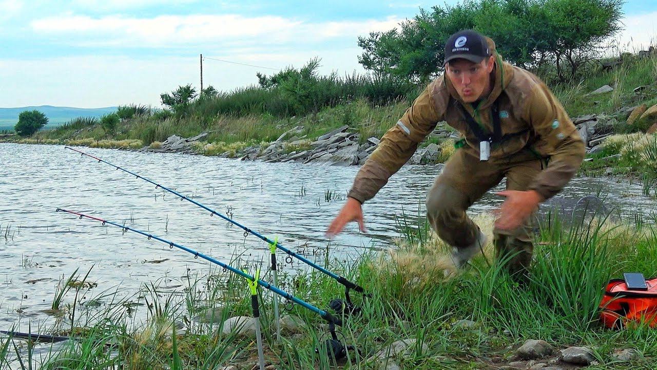 УТАСКИВАЮТ УДОЧКИ НЕ УДЕРЖАТЬ! ЖИВЁМ НА ОСТРОВЕ И ЛОВИМ КАРПА с КАРАСЁМ смотреть онлайн