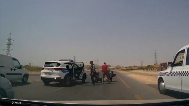 Полицейские помогли пожилому мужчине посреди дороги смотреть онлайн