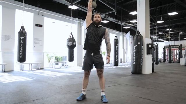 Жим гири стоя: техника выполнения [Спортивный Бро]