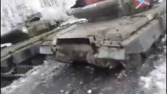 Поврежденные на минах танки ДНР. Углегорск. 30.01.2015 смотреть онлайн