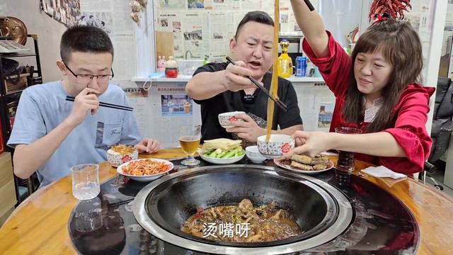 先下雨后下雪，给门口扫雪，吃铁锅炖小笨鸡排骨，喝二两解解乏 смотреть онлайн